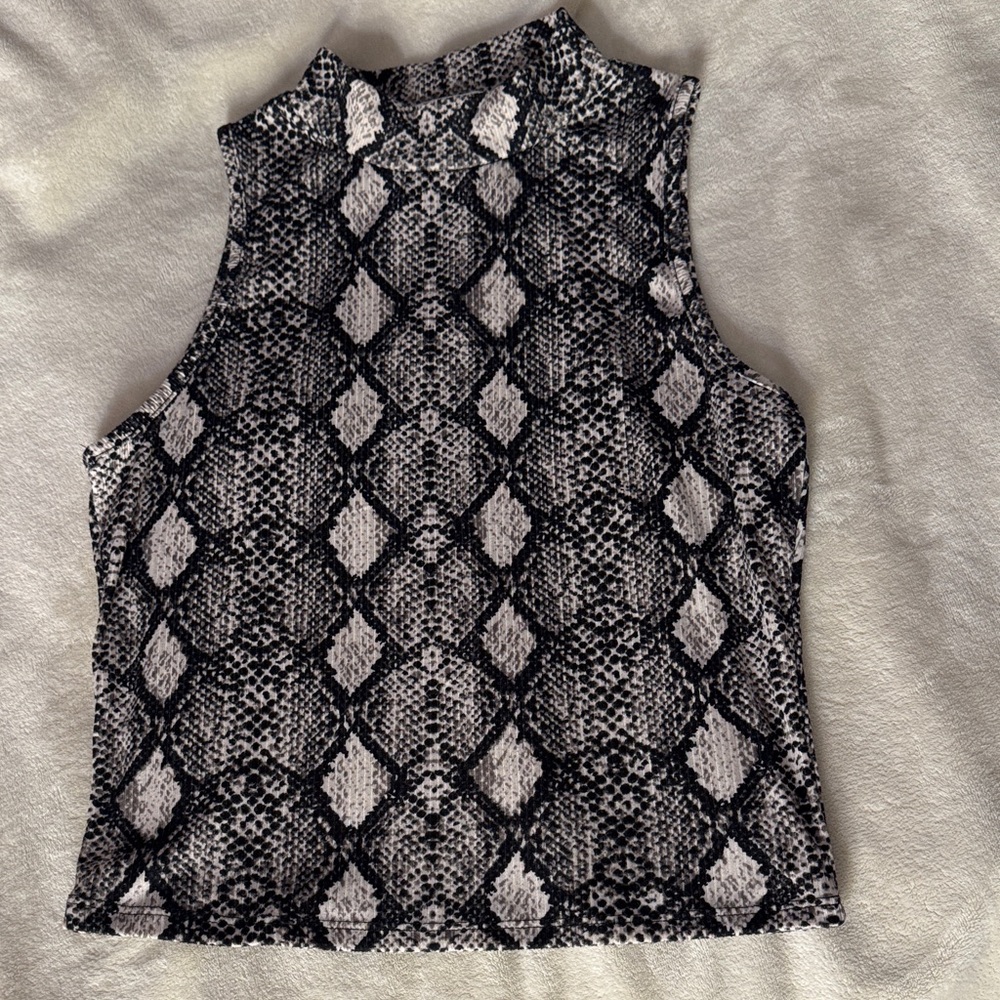 Sleeveless Black and Gray Patterned Top
